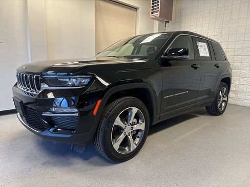 Used 2023 Jeep Grand Cherokee Limited w/ Trailer Tow Prep Group (B) AWD/4WD image 2