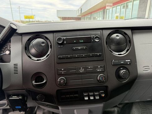 Used 2015 Ford F550 2WD Regular Cab Super Duty image 27