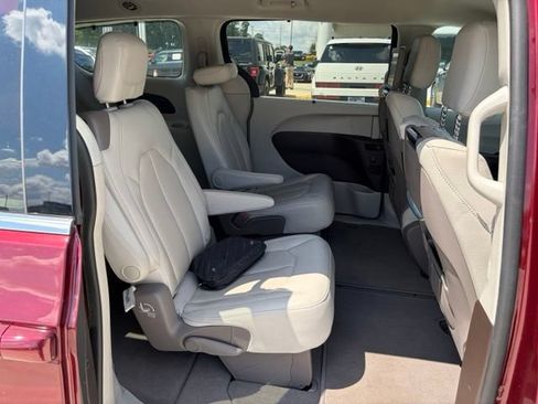 Used 2020 Chrysler Pacifica Touring-L Plus w/ Advanced Safetytec Group FWD image 8
