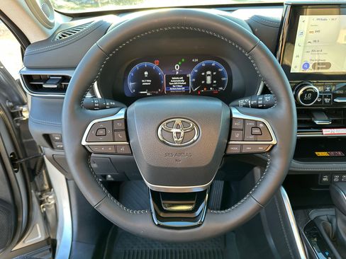 Used 2025 Toyota Highlander Platinum image 2