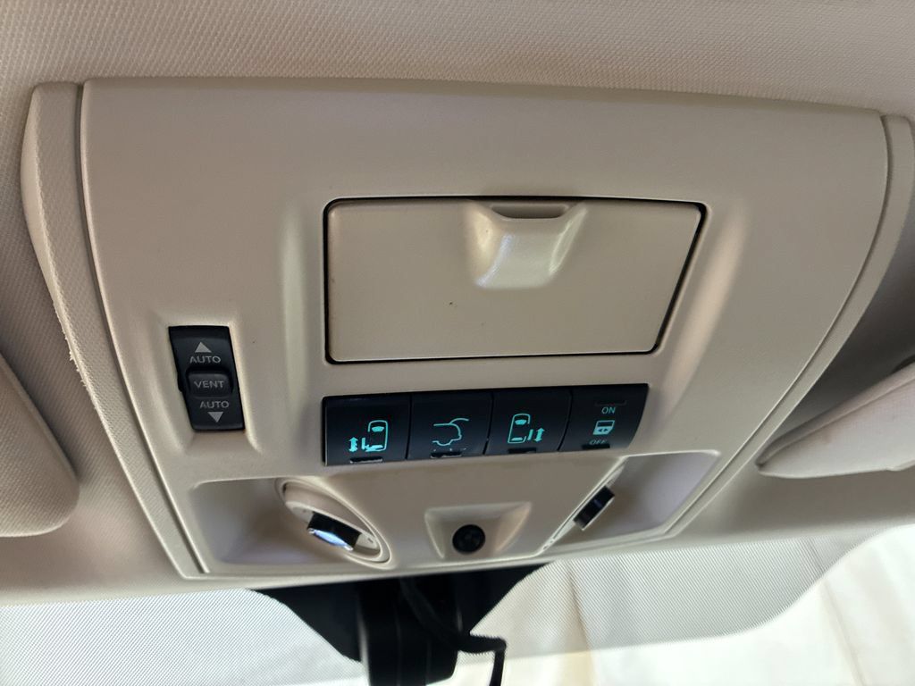Used 2010 Chrysler Town & Country Limited w/ Entertainment Group #3 FWD image 24