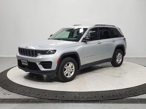 Used 2024 Jeep Grand Cherokee Laredo AWD/4WD image 3