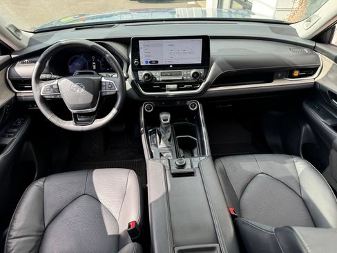 Used 2024 Toyota Grand Highlander AWD image 17