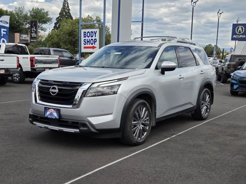 Used 2025 Nissan Pathfinder SL w/ SL Premium Package AWD/4WD image 1