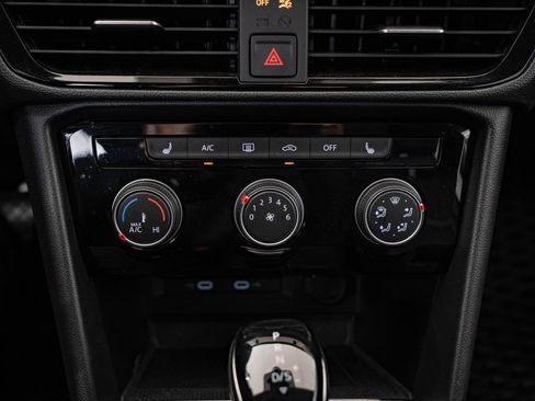 Used 2023 Volkswagen Taos SE w/ Panoramic Sunroof Package FWD image 36