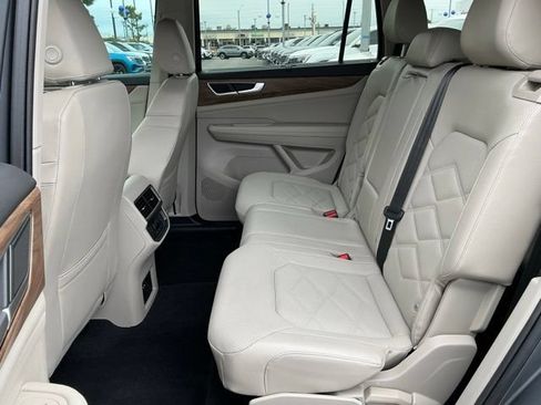 Certified 2024 Volkswagen Atlas SE w/ Black Wheel Package FWD image 14