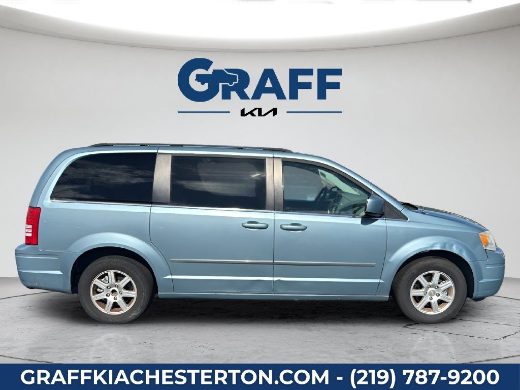 Used 2010 Chrysler Town & Country Touring FWD image 6