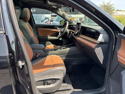 Used 2025 Volkswagen Tiguan SEL R-Line AWD/4WD image 9