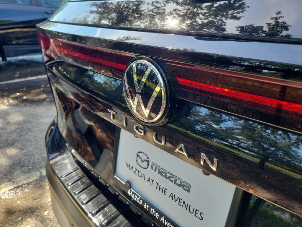 Used 2025 Volkswagen Tiguan SE FWD image 19