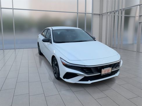 Used 2025 Hyundai Elantra Sport image 3