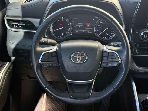 Used 2022 Toyota Highlander XLE image 16