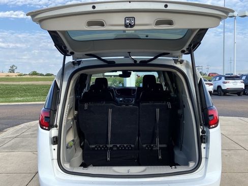 Used 2023 Chrysler Pacifica Touring-L FWD image 26