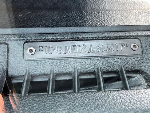 Used 2018 Jeep Wrangler Unlimited Sahara image 17