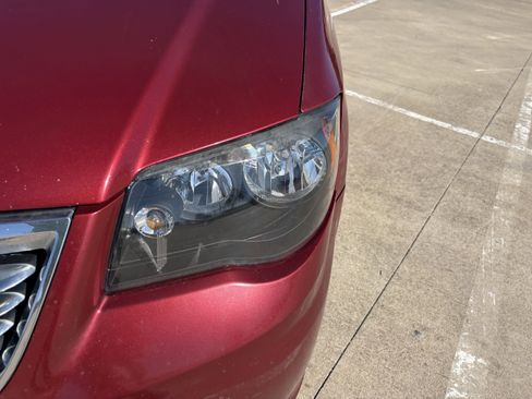 Used 2014 Chrysler Town & Country Touring-L w/ Driver Convenience Group image 8