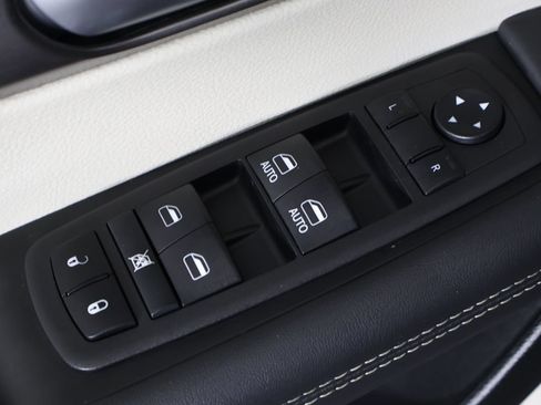 Used 2024 Chrysler Pacifica Touring-L FWD image 40