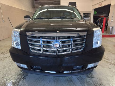 Used 2014 Cadillac Escalade Luxury image 2