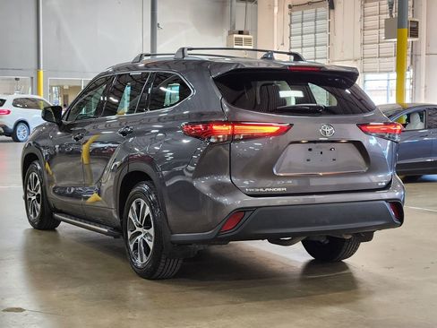 Used 2021 Toyota Highlander XLE image 11
