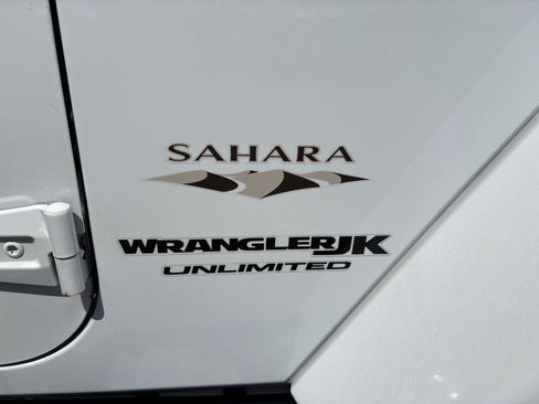 Used 2018 Jeep Wrangler Unlimited Sahara AWD/4WD image 10
