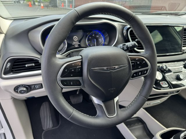 Used 2024 Chrysler Pacifica Touring-L FWD image 6
