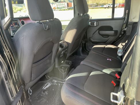 Used 2023 Jeep Wrangler Unlimited Rubicon AWD/4WD image 11