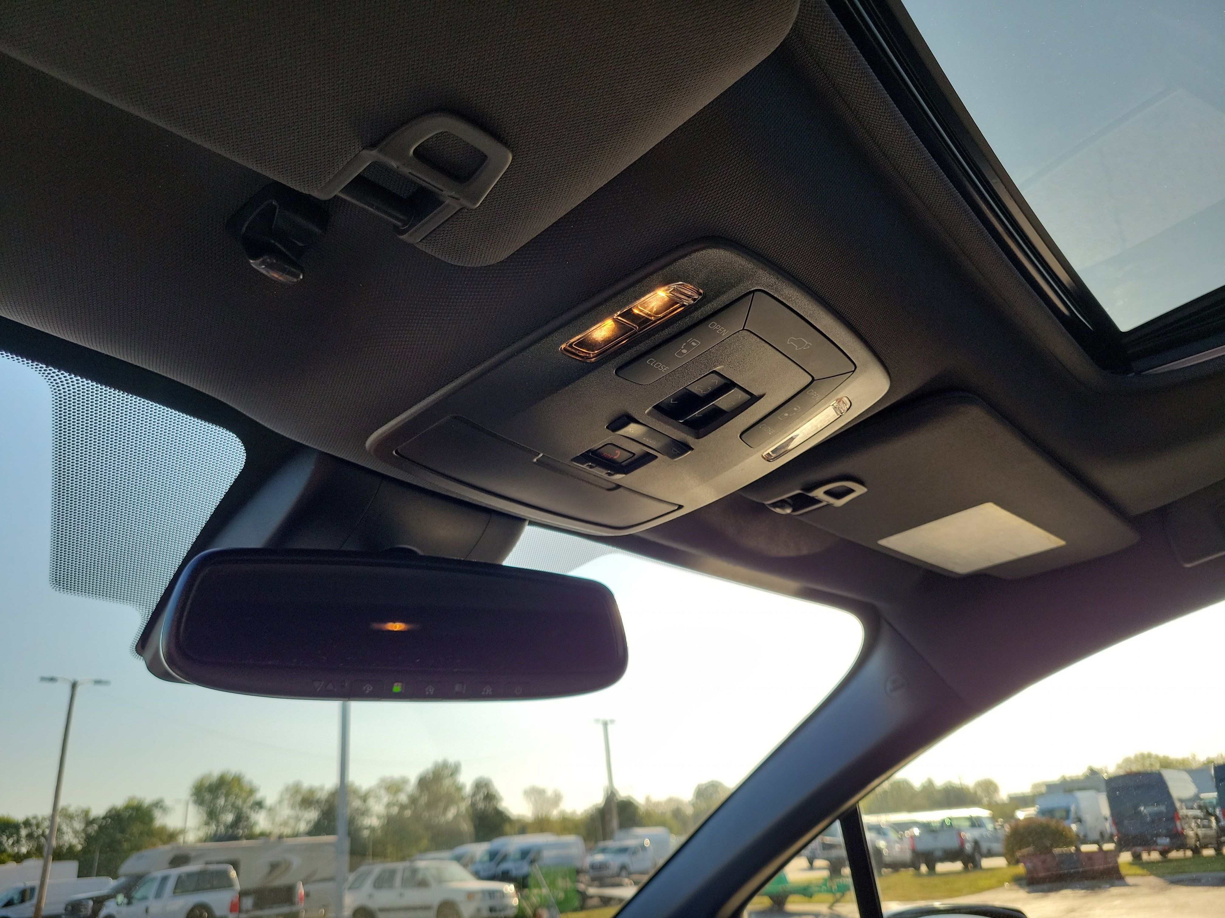 Used 2023 Toyota Sienna XSE FWD image 30