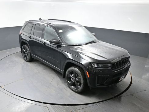New 2026 Jeep Grand Cherokee Limited w/ Limited Altitude Package AWD/4WD image 31