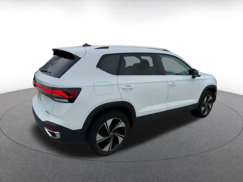 Used 2025 Volkswagen Taos SE image 15