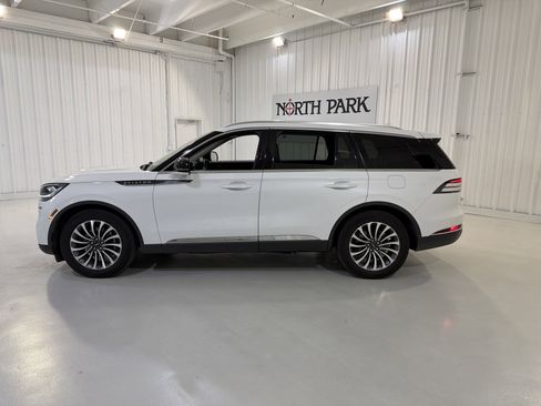 Used 2023 Lincoln Aviator 2WD w/ Premium Package image 2