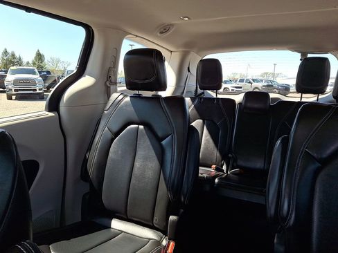 Used 2024 Chrysler Pacifica Touring-L FWD image 19