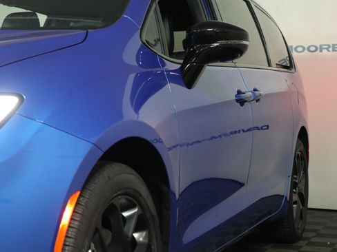 New 2026 Chrysler Pacifica Limited image 12