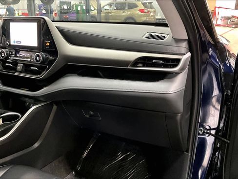Used 2023 Toyota Highlander XLE AWD/4WD image 19