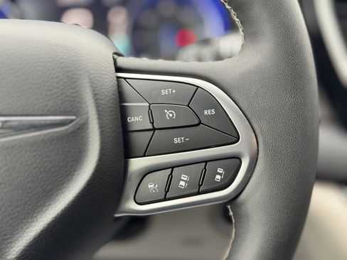 Used 2024 Chrysler Pacifica Touring-L image 36