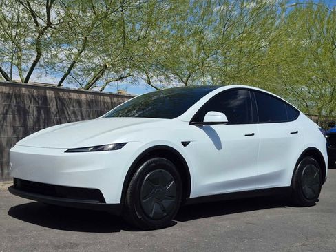 Used 2026 Tesla Model Y 2WD image 5