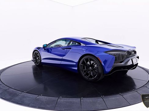 Used 2025 McLaren Artura RWD image 15
