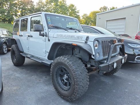 Used 2015 Jeep Wrangler Unlimited Sahara w/ Connectivity Group AWD/4WD image 1
