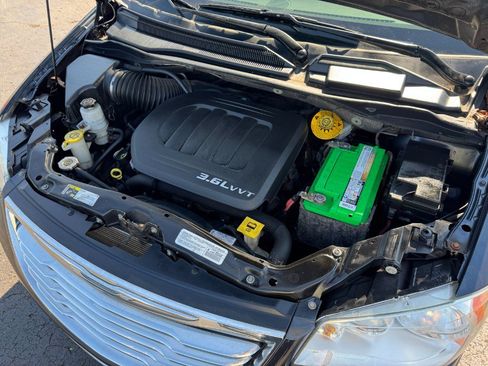 Used 2014 Chrysler Town & Country Touring FWD image 24