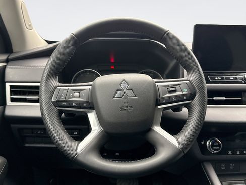 Used 2025 Mitsubishi Outlander SE image 12