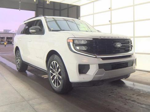 Used 2025 Ford Expedition Platinum image 3