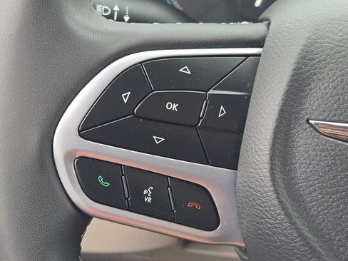 Certified 2024 Chrysler Pacifica Limited FWD image 30
