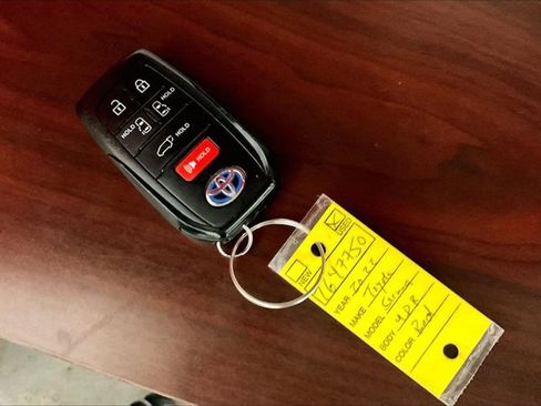Used 2022 Toyota Sienna XLE w/ XLE Plus Package AWD/4WD image 11