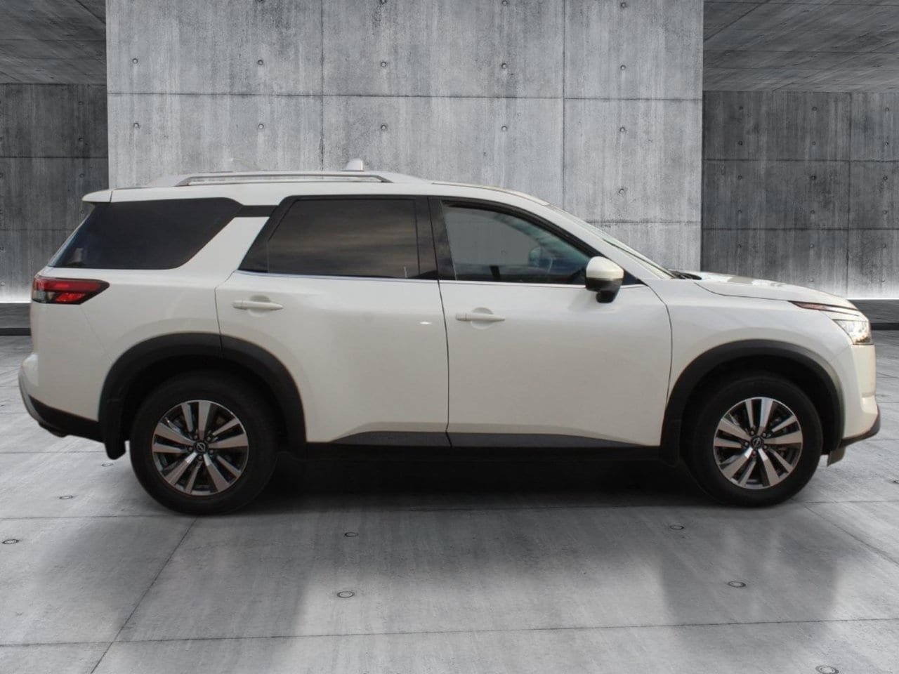 Used 2022 Nissan Pathfinder SL w/ SL Black Package FWD image 6