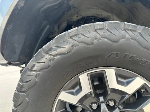 Used 2017 Toyota Tacoma TRD Sport w/ Premium & Technology Package AWD/4WD image 16