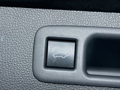 Used 2021 Toyota Highlander XSE FWD image 33