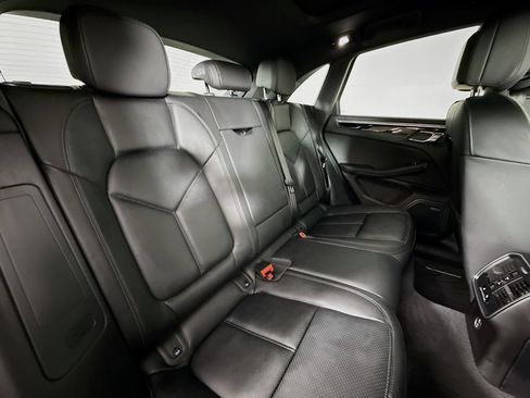 Certified 2025 Porsche Macan AWD/4WD image 29