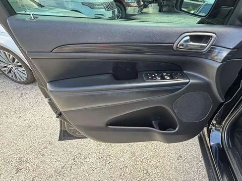 Used 2019 Jeep Grand Cherokee Laredo AWD/4WD image 16