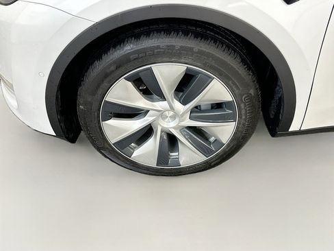 Used 2021 Tesla Model Y Long Range image 11
