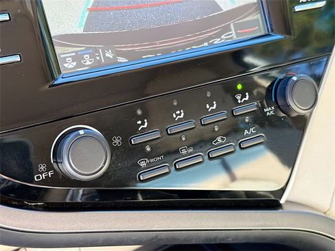 Used 2018 Toyota Camry XLE image 33