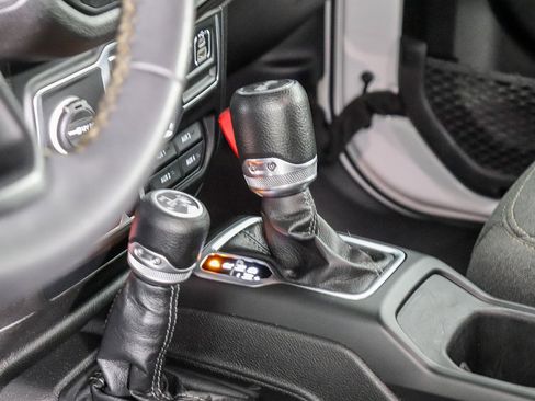 Used 2024 Jeep Wrangler Unlimited image 17