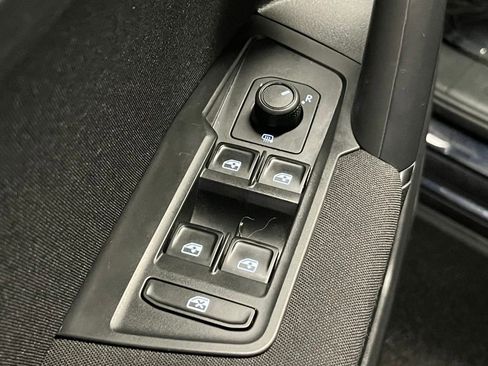 Used 2018 Volkswagen Tiguan S FWD image 13