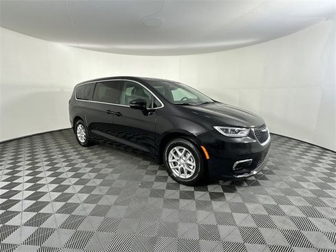 New 2026 Chrysler Pacifica Select image 3